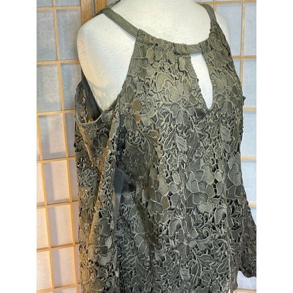 InternationalāConceptsāMedāColdĀ ShoulderāTop - Picture 11 of 12